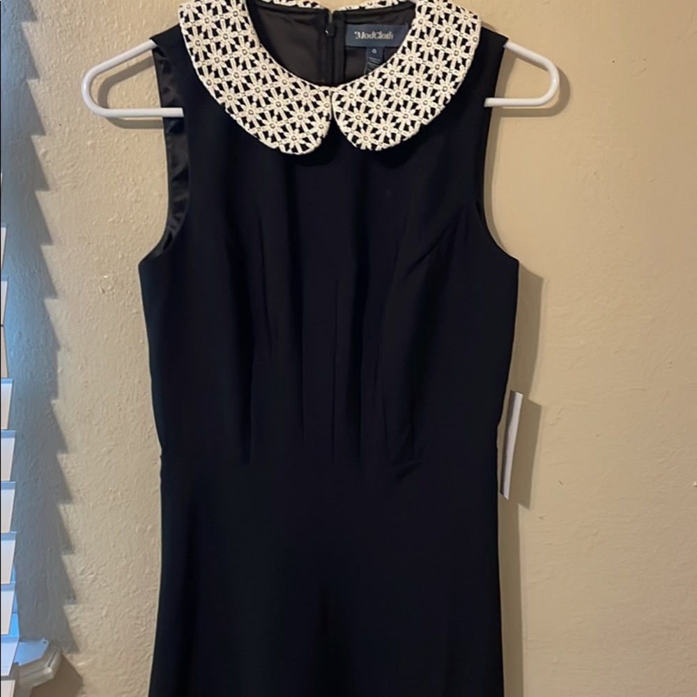 Modcloth daisy collared dress in black. Size 0 nwt